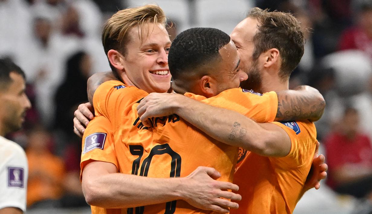 Barcelona menjadi salah satu klub penyumbang pemain terbanyak pada putaran final Piala Dunia 2022 dengan 17 pemain. Kini setelah memasuki babak perempatfinal, jumlah tersebut menyusut seiring tumbangnya beberapa negara unggulan yang banyak dihuni para pemain Barcelona, seperti Spanyol. Kini hanya tersisa 5 pemain asal Barcelona yang akan bertarung di babak perempatfinal, siapa saja? Yuk disimak uraiannya berikut ini. (AFP/Alberto Pizzoli)