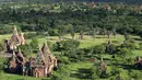 Foto aeral situs-situs kuno yang berada di kota tua Bagan, distrik Nyaung U, Myanmar tengah, 24 Juni 2018. Keindahan bangunan tua ditanah yang luas ini semakin menakjubkan dengan kehadiran vegetasi yang tumbuh di sekitarnya. (AP Photo/Aung Shine Oo)