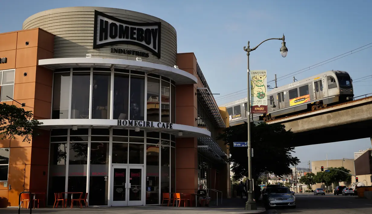 Kereta metro melintas dekat Homegirl Cafe, Los Angeles, Senin (16/7). Para mantan anggota geng ini mendapatkan keterampilan baru saat mendekam dalam penjara dan dipekerjakan di kafe yang populer di kawasan Chinatown tersebut (AP/Jae C. Hong)