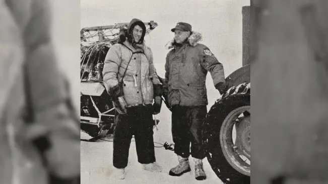 Sir Edmund Hillary dan Rear-Admiral George Dufek, Scott Base, saat Commonwealth Trans-Antarctic Expedition, 1957. (Sumber Wikimedia Commons)