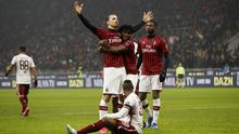 Penyerang AC Milan, Zlatan Ibrahimovic (kiri) berselebrasi setelah mencetak gol ke gawang Torino pada pertandingan perempat final Coppa Italia di stadion San Siro, Milan (28/1/2020). AC Milan menang 4-2 atas Torino dan melaju ke babak semifinal melawan Juventus. (AP Photo/Antonio Calanni)