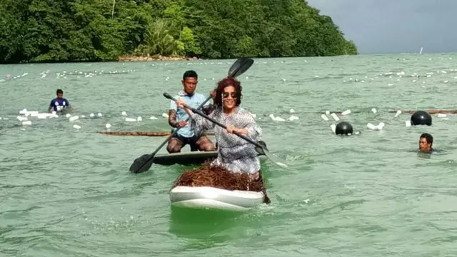 Menteri Kelautan dan Perikanan, Susi Pudjiastuti melakukan panen raya rumput laut di kampung Saharei Distrik Fakfak Timur Kabupaten Fak Fak, Papua Barat. (Dok KKP)