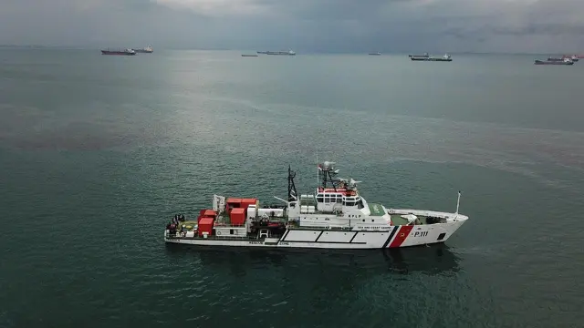 Kemenhub bergearak cepat melakukan penggelaran oil boom di sekitar lokasi tenggelamnya kapal keruk King Richard X di perairan sekitar area berlabuh jangkar Batu Ampar. (Foto: Kemenhub)