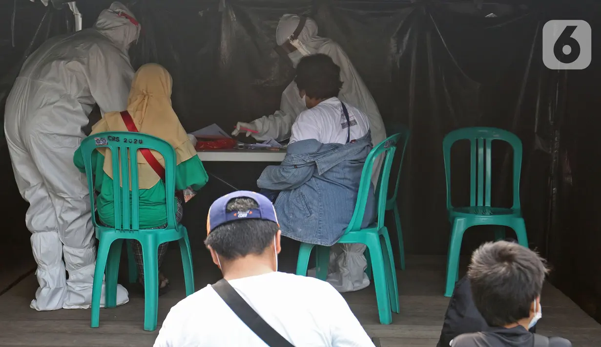 Sejumlah pasien Covid-19 berada di Puskesmas Kecamatan Ciracas, Jakarta, Kamis (10/06/2021). Dinas Kesehatan DKI Jakarta mencatat per Kamis (10/6/2021). Kasus positif di Jakarta bertambah 2.096 orang, sehingga total kasus positif bertambah menjadi 440.554 orang. (Liputan6.com/Herman Zakharia)