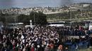 <p>Warga Palestina mengantre bus setelah menyeberang dari Kota Bethlehem di Tepi Barat ke Yerusalem untuk mengikuti sholat Jumat di Kompleks Masjid Al Aqsa selama bulan suci Ramadhan, Jumat (31/3/2023). (AP Photo/Mahmoud Illean)</p>