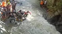 Pencarian dua korban di Sungai Wera, Kabupaten Sigi, Selasa (27/2/2024). (Foto: Heri Susanto/ Liputan6.com)