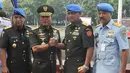 Panglima TNI Jenderal TNI Moeldoko (kedua kiri) melakukan salam komando dengan Komandan Polisi Militer TNI Mayjen TNI Maliki Mift (kedua kanan) di Mabes TNI, Cilangkap, Jakarta Timur, Senin (4/5/2015). (Liputan6.com/Herman Zakharia)