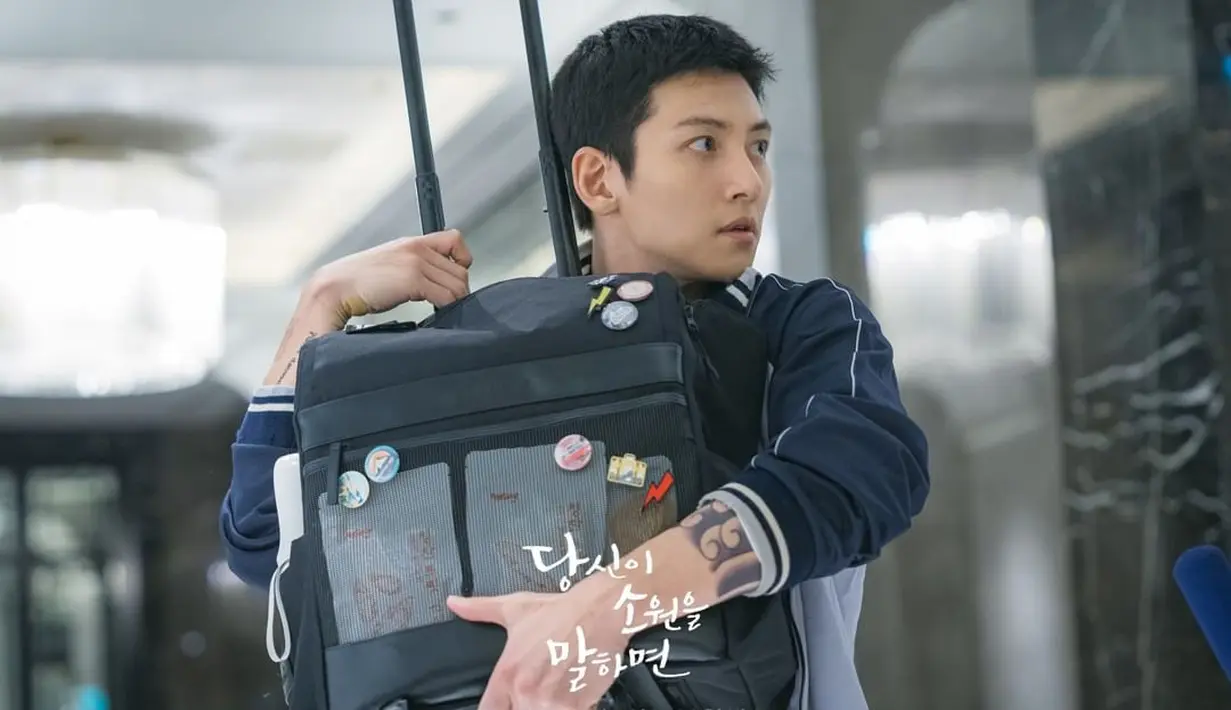 <p>Ji Chang Wook juga tampil dengan tato yang menghiasi tubuhnya di drakor If You Wish Upon Me. (FOTO: instagram.com/kbsdrama)</p>