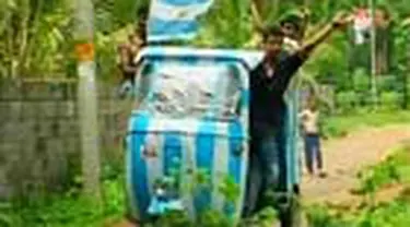 Sejumlah warga di sebuah distrik di India menghias bajaj mereka dengan bendera peserta Piala Dunia 2010 seperti Argentina, Brasil, dan Inggris. 