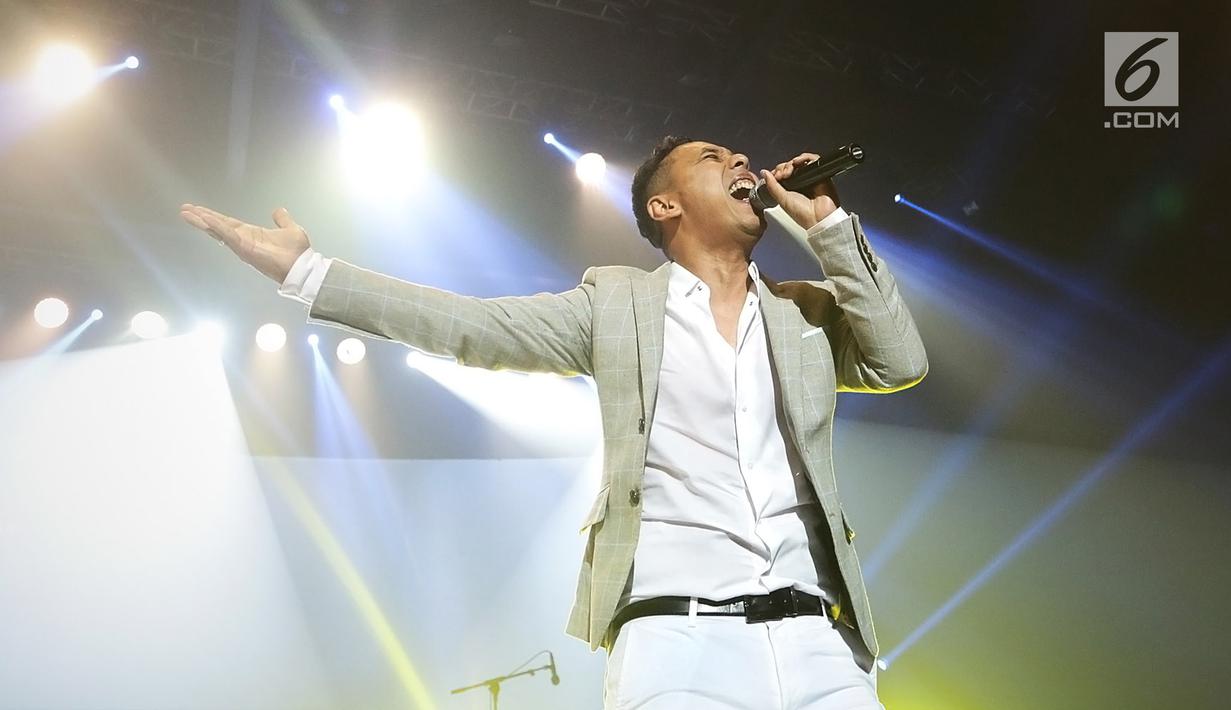 Penampilan vokalis Jikustik, Pongky Bharata saat menggelar ‘Konser Jikustik Reunian’ di Balai Sarbini, Jakarta, Jumat (19/7/2019) malam. Band asal Yogyakarta yang terbentuk pada 1996 tersebut membawakan sekitar 20 lagu hit mereka. (Fimela.com/Bambang E. Ros)