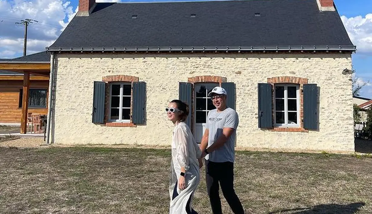 Sekedar informasi, Julie Estelle resmi dipersunting David Tjiptobiantoro pada 25 Februari 2021 lalu. Julie dan David menikah dengan tamu terbatas di Maladewa. Tempat tersebut dipilih karena memiliki arti penting bagi keduanya. Selain itu, keluarga besar mereka banyak yang tinggal di Eropa. [Instagram/julstelle]