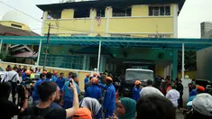 Petugas Pemadam Kebakaran dan Penyelamatan Malaysia berdiri di luar sekolah agama Darul Quran Ittifaqiyah di Kuala Lumpur, Malaysia (14/9). Akibat kebakaran ini 25 orang meninggal dunia. (AFP Photo/Sadiq Asyraf)