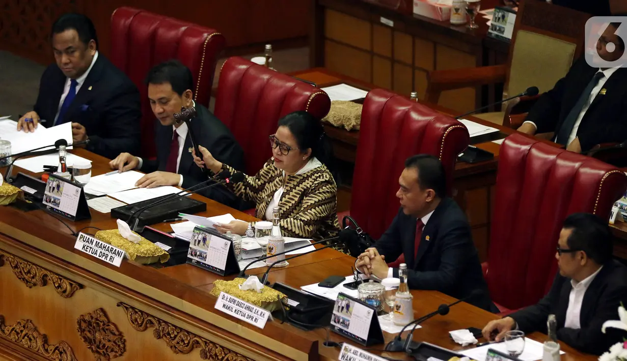 Ketua DPR RI Puan Maharani (tengah) didampingi Wakil Ketua DPR memimpin rapat paripurna di Kompleks Parlemen, Jakarta,  Kamis (31/10/2019). Rapat paripurna DPR menyetujui Komjen Pol Idham Aziz menjadi Kapolri menggantikan Jenderal Polisi (Purn) Tito Karnavian. (Liputan6.com/JohanTallo)