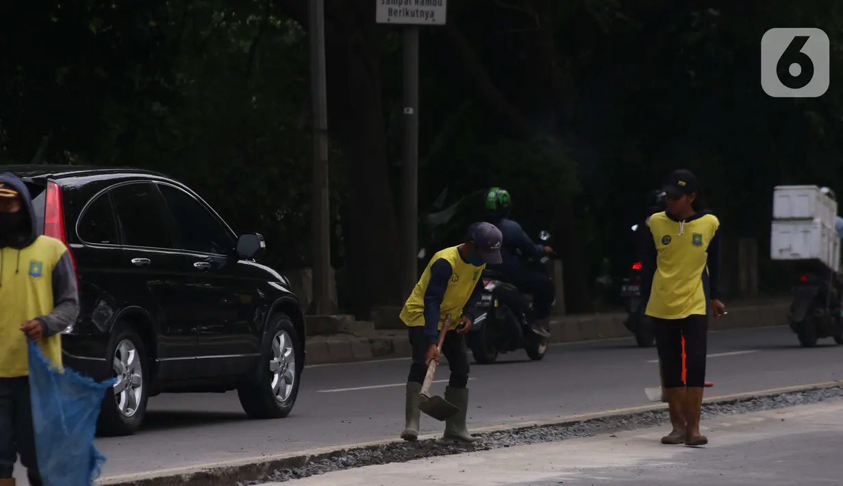 Pekerja melakukan penataan di ruas jalan nasional di Jalan Daan Mogot, Kota Tangerang, Banten, Selasa (15/2/2022). Pemkot Tangerang berencana melakukan sistem satu arah di Jalan Daan Mogot untuk mengatasi kemacetan di akses masuk tol Cengkareng-Batu Ceper-Kunciran. (Liputan6.com/Angga Yuniar)
