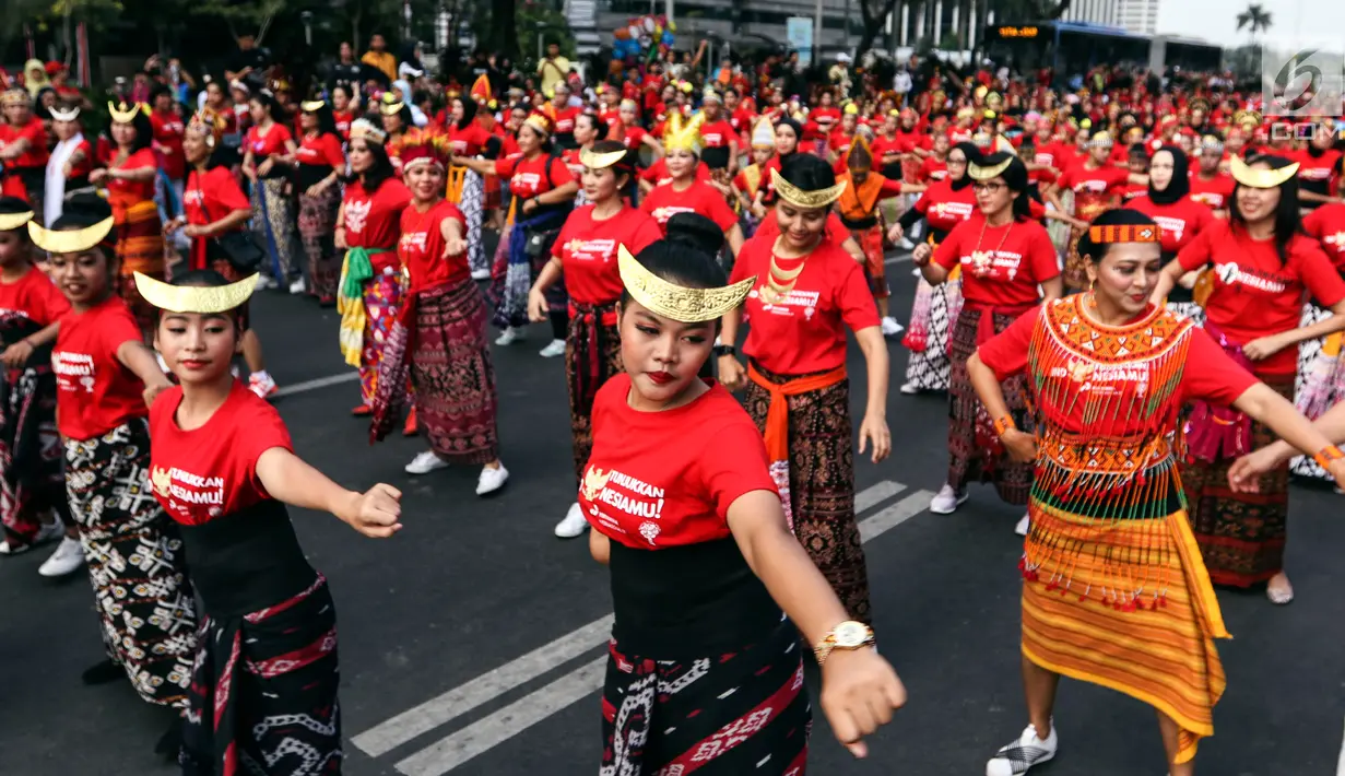 Penari menampilkan tarian khas Indonesia saat car free day (CFD) di Jalan Sudirman, Jakarta, Minggu (4/8/2019). Sebanyak 2.000 penari menampilkan 10 tarian khas Indonesia untuk menyatukan masyarakat yang sempat terpecah belah sehabis Pemilu 2019. (Liputa6.com/JohanTallo)