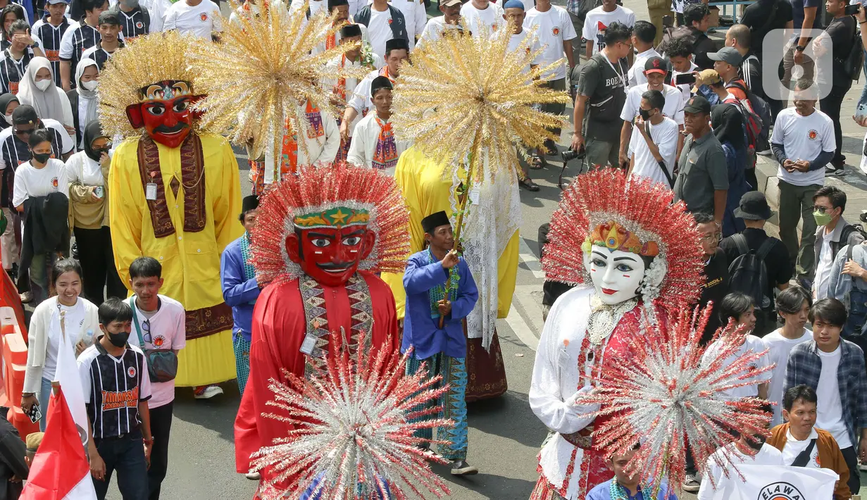 Parade ondel-ondel mengiringi rombongan Ridwan Kamil dan Suswono mendaftar sebagai peserta Pemilihan Gubernur DKI Jakarta 2024. (Liputan6.com/Herman Zakharia)
