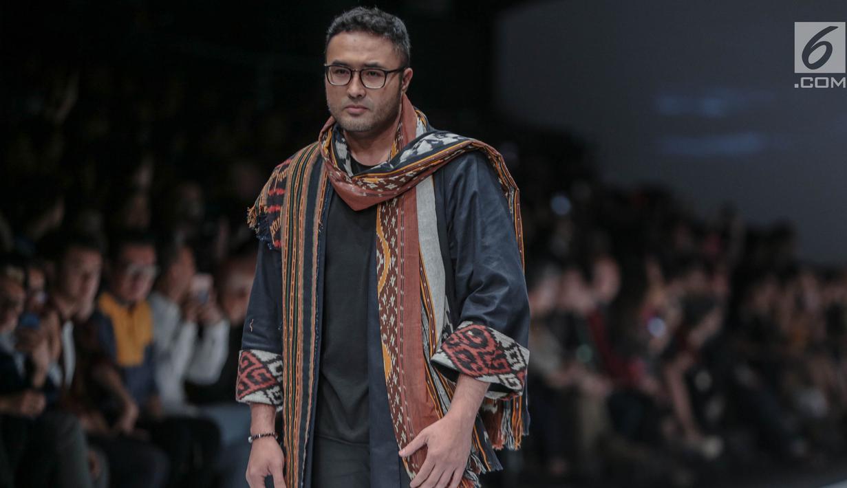 Artis peran Surya Saputra mengenakan busana rancangan Anne Avantie yang bertajuk Badai Pasti Berlalu pada perhelatan Jakarta Fashion Week 2019 di Senayan City, Jakarta, Selasa (23/10). (Liputan6.com/Faizal Fanani)