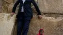 Jyoti Amge dan Sultan Kosen berpose saat melakukan sesi pemotretan di Piramida Giza, Mesir (26/1). Jyote dinobatkan sebagi wanita terpendek setelah ulang tahunnya yang ke-18 pada 2011 lalu. (AFP Photo/Stringer)