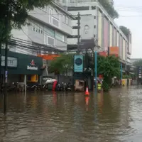 Hujan deras yang baru saja mengguyur membuat sejumlah wilayah di Kemang kembali terendam banjir. | via: twitter .com/@Anang_trijaya