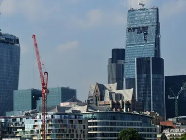 Walkie Talkie, gedung pencakar langit (kanan) di Kota London, 3 September 2013. Gedung bertingkat 37 ini memenangkan Piala Carbuncle yang diberikan setiap tahun kepada gedung yang dipandang sebagai terburuk di Inggris. (REUTERS/Stefan Wermuth/Files)