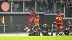 Penyerang AS Roma Romelu Lukaku merayakan gol kedua timnya yang dicetak ke gawang  Slavia Praha pada matchday 3 Grup G Liga Europa 2023/2024 di Olimpico, Jumat (27/10/2023) dini hari WIB. (AP Photo/Alessandra Tarantino)