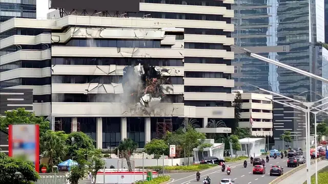 Tampil dalam bentuk teaser, The Witcher Season 2 muncul di muka tembok gedung Chase Plaza Jakarta