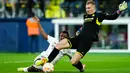 Kiper Villarreal Filip Joergensen melakukan penyelamatan di depan pemain Real Madrid Vinicius Junior pada pertandingan sepak bola babak 16 besar Copa del Rey di Stadion La Ceramica, Villarreal, Spanyol, 19 Januari 2023. Real Madrid mengalahkan Villarreal dengan skor 3-2. (AP Photo/Jose Breton)