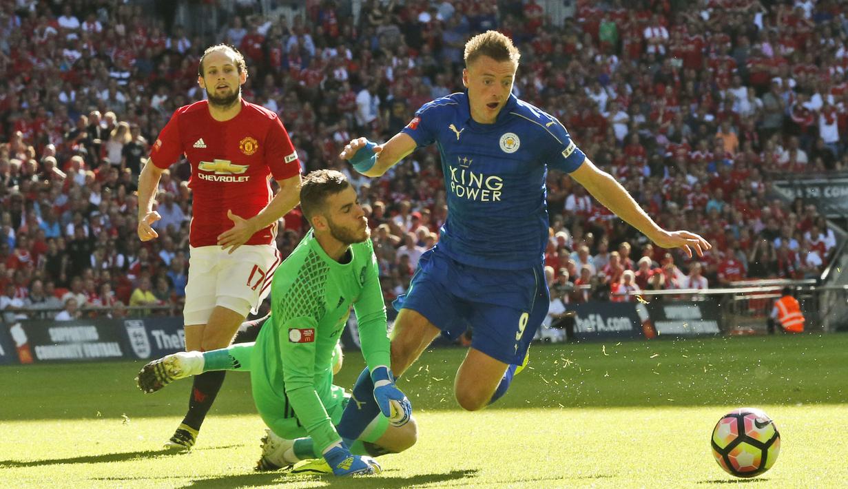 Pemain Leicester City, Jamie Vardy berebut bola dengan kiper Manchester United David De Gea pada Community Shield di Stadion Wembley Minggu (7/8/2016). (AP Photo/Frank Augstein)