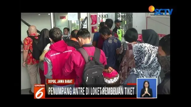 Penumpukan calon penumpang terlihat pada Selasa (24/7) pagi di Stasiun KRL Depok Lama.