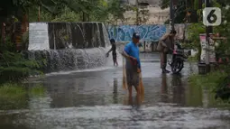 Luapan aliran kali Angke membuat perumahan tersebut sempat terendam banjir setinggi lutut orang dewasa. (Liputan6.com/Angga Yuniar)