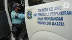 Petugas parkir melakukan pemeriksaan kesehatan di mobil Tim Medis Keliling di kawasan sabang, Jakarta, Kamis (18/2/2021). Pemeriksaan kesehatan tersebut merupakan program resmi Dishub DKI Jakarta. (Liputan6.com/Faizal Fanani)