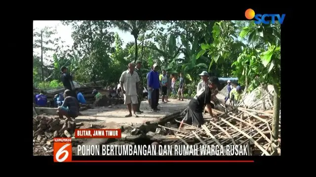 Angin puting beliung di Blitar Jawa Timur, hancurkan delapan rumah warga dan satu bangunan sekolah.