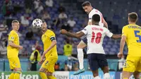 Menit ke-63, Timnas Inggris semakin menjauh lewat skor 4-0. Kali ini pemain pengganti, Jordan Henderson membuat sundulan menyambut tendangan sudut Mason Mount. (Foto: AP/Pool/Alessandra Tarantino)