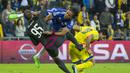 Kiper Maccabi Tel Aviv, Predrag Rajkovic berebut bola dengan pemain Chelsea, Loic Remy (tengah) pada lanjutan Liga Champion grup G di Stadion Sammy Ofer, Israel, Rabu (25/11/2015). dini hari WIB. (AFP Photo/Jack Guez).