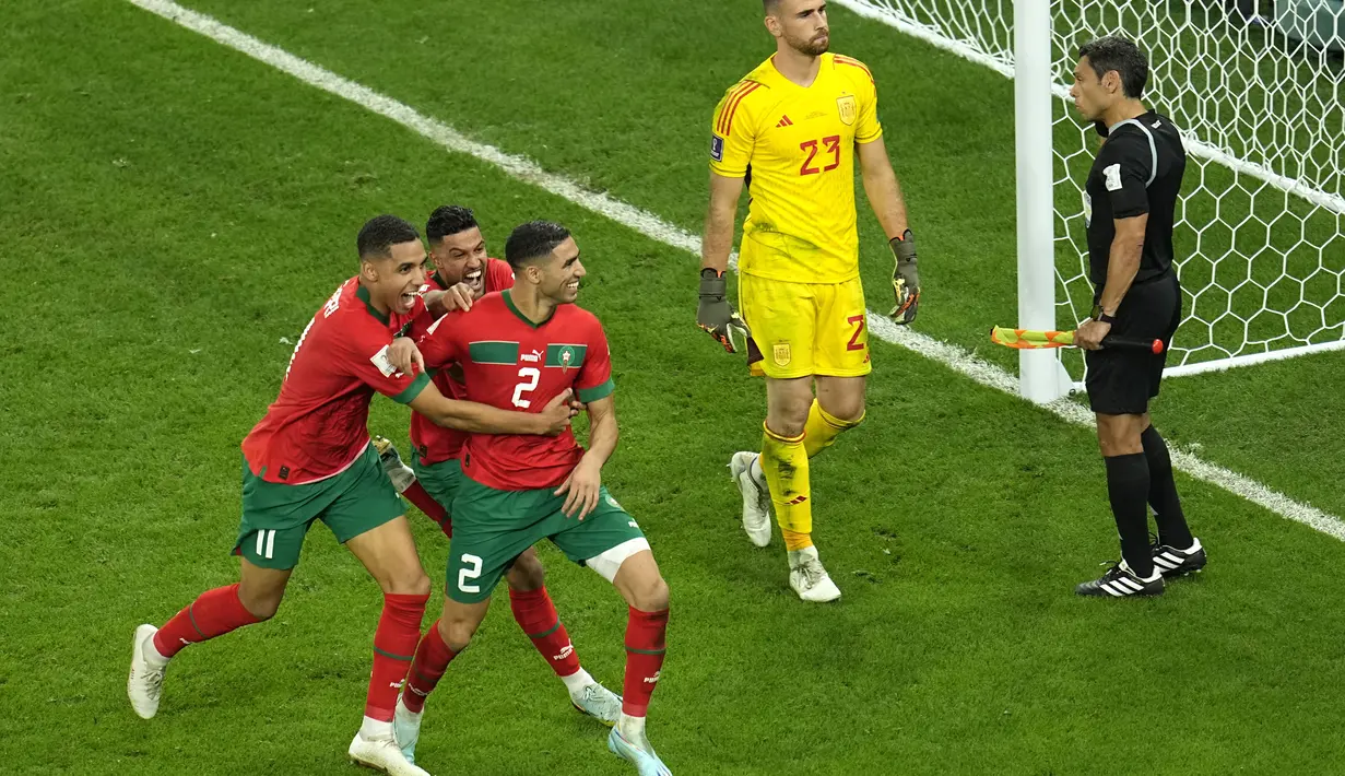 Para pemain Maroko merayakan kemenangan adu penalti atas Spanyol pada babak 16 besar Piala Dunia 2022 di Education City Stadium, Al Rayyan, Rabu (6/12/2022) dini hari WIB. Maroko melewati 120 menit dan adu penalti untuk mencapai perempat final Piala Dunia 2022. (AP Photo/Abbie Parr)