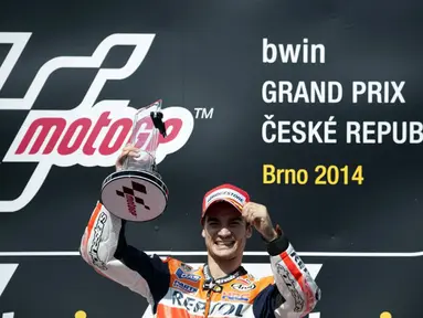 Dominasi Marc Marquez di ajang MotoGP 2014 dihentikan rekan setimnya, Dani Pedrosa, di Sirkuit Brno, Ceko, (17/8/2014). (AFP PHOTO/Michal Cizek)