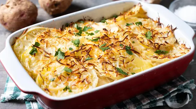 How to make potatoes au gratin and tasty main dish ideas to serve with the dish. (Photo: chandlervid85/Freepik)