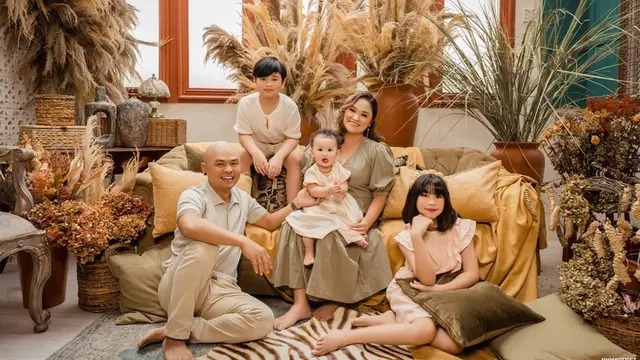 FOTO: Gaya Pemotretan Keluarga Wendy Cagur, Penuh Bahagia