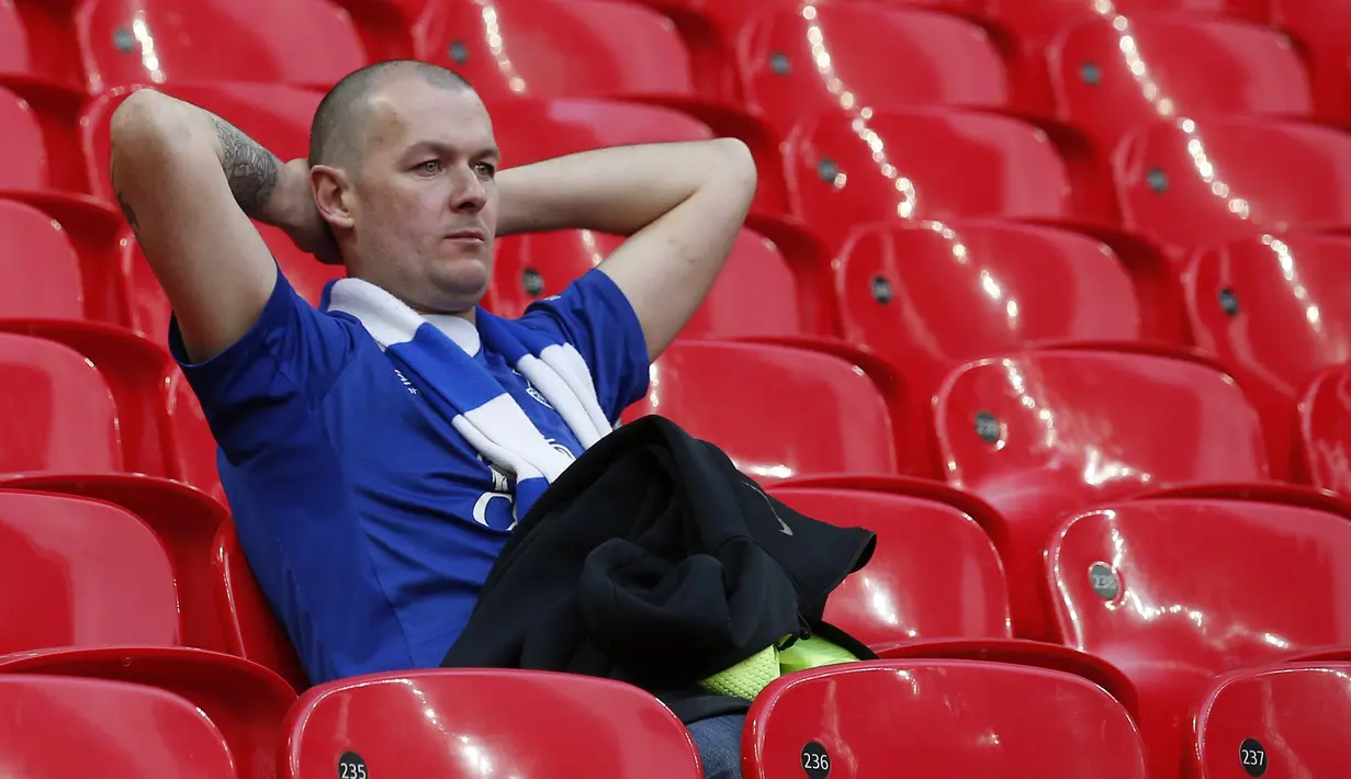 Seorang suporter Everton terlihat sedih saat timnya kalah dari Manchester United pada semifinal Piala FA di Stadion Wembley, London, Sabtu (23/4/2016). (Action Images via Reuters/Andrew Couldridge)