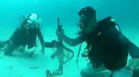 Tim Penyelam Ditpolairud Polda Sulteng menemukan senjata api milik personel Ditpolairud Polda Sulteng yang jatuh ke laut saat penangkapan pembom ikan di Banggai Laut. (Foto: Ditpolairud Polda Sulteng).