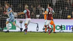 Pemain Manchester City, Kevin De Bruyne (kiri) mencetak satu gol saat timnya menang telak 4-0 atas tuan rumah West Ham pada lanjutan Premier League di Olympic Stadium, London. (1/2/2017). (AP/Frank Augstein)