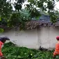 Tim BPBD Kota Malang membersihkan sisa pohon tumbang akibat hujan deras disertai angin kencang yang terjadi pada Kamis, 23 Desember 2021.