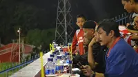 Pelatih Bali United Pusam, Indra Sjafri mengapresiasi langkah PSP Padang yang serius dalam pembinaan usia muda. (Bola.com/Arya Sikumbang)