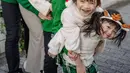 Punya ketiga buah hati yang lucu dan selalu tampil kompak. Kebahagiaan momen Natal pun semakin terasa. Bergaya dengan busana dan style khas Natal, anak-anak Maya Septha ini pun terlihat semakin lucu saat mengekan bando hingga haiasan kepala seperti Santa. (Liputan6.com/IG/@mayaseptha7)