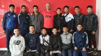 12 Bocah Thailand dan pelatihnya bertemu Jose Mourinho (Dok MU)