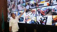 Eri Cahyadi dengan tampilan CCTV tentang pelayanan Kota Surabaya di kantornya. (surabaya.go.id)