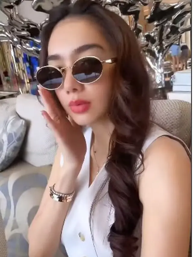 7 Momen Liburan Angel Karamoy di Dubai, Penampilannya Curi Perhatian