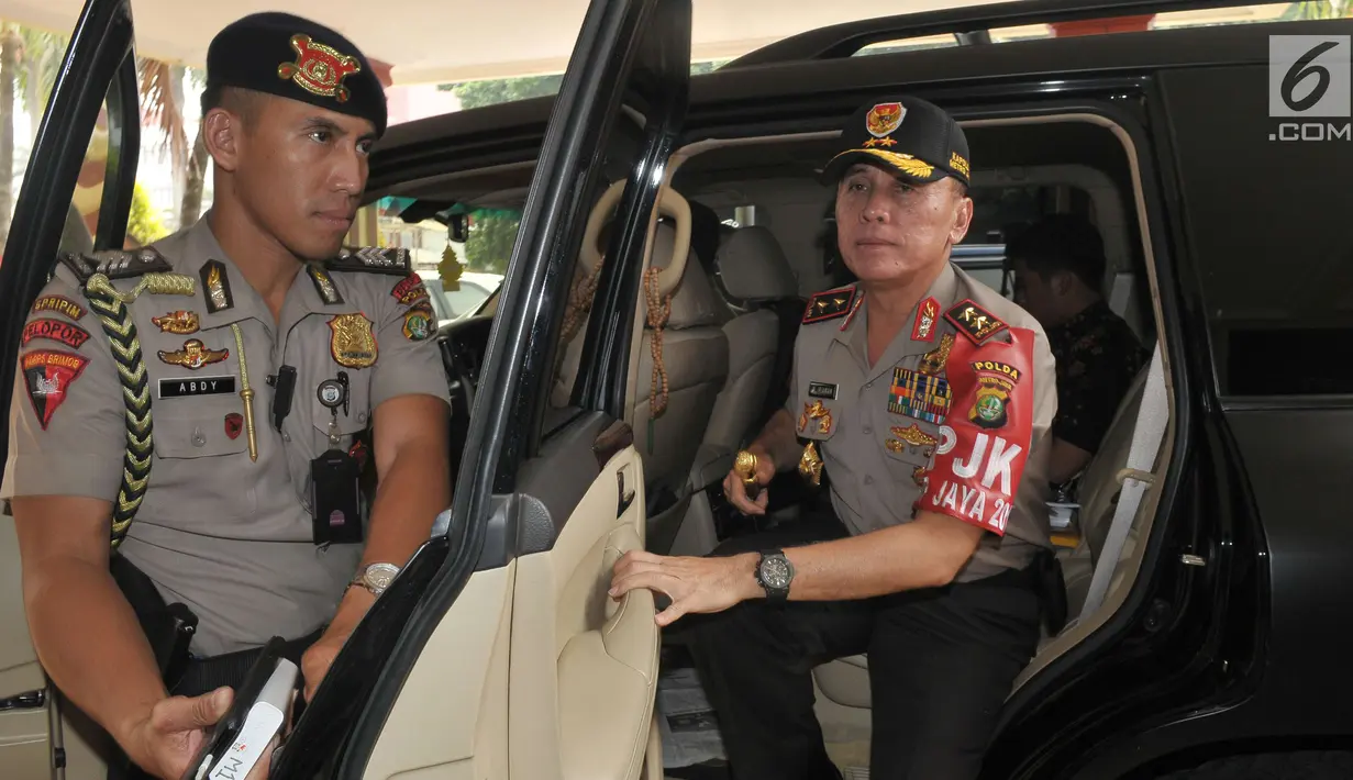 Kapolda Metro Jaya Irjen M Iriawan turun dari mobil setibanya Rumah Sakit Polri, Jakarta Timur, Kamis (25/5). Kedatangan Kapolda untuk menjenguk empat polisi yang menjadi korban bom Kampung Melayu. (Liputan6.com/Helmi Afandi)