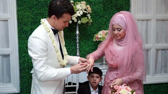 Stuart Collin dan Risty Tagor