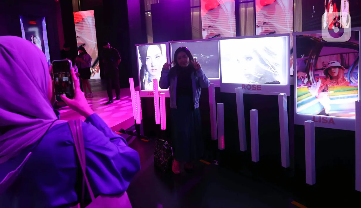 Pengunjung berpose dengan instalasi Blackpink pada acara BLACKPINK In Your Area Pop-up Store and Exhibition di Senayan Park, Jakarta, Selasa (7/3/2023). Pameran pada 6 Maret - 6 April 2023 ini menampilkan sejumlah pakaian dan barang asli yang pernah digunakan oleh para member Blackpink untuk memeriahkan konser Born Pink di Jakarta akhir pekan mendatang. (Liputan6.com/Herman Zakharia)
